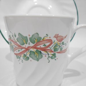 New CORELLE CALLAWAY Christmas HOLIDAY CUP & SAUCER SET / Ivy Topiary Ribbons