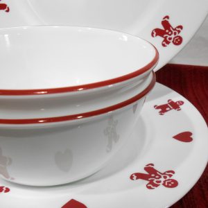 4-pc Corelle GINGERBREAD MEN & HEARTS Dinnerware Set DINNER PLATES Red Rim BOWLS